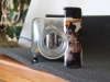 horloge avec des lampes à tubes dans une bouteille.