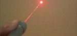 Transformez une lampe en laser, avec un vieux graveur…