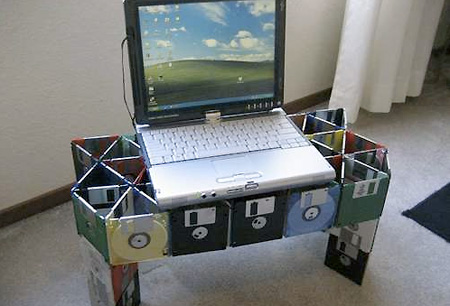 floppy disc laptop stand Geekologie : Recyclez vos vieilles disquettes.