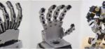 Offrez la main de Dieu à votre robot.