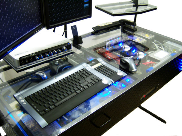 desktopmedium 600x450 The Desk : Un ordinateur intégré dans un bureau vraiment très design.