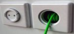 Un concept de rallonge électrique incorporé dans une prise murale.