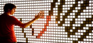 Mirrorwall : Philips crée un miroir interactif à base d’OLED.