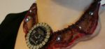 Quand le kit Arduino LilyPad devient un bijou monté sur un collier.