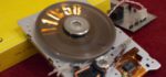 DIY : Recycler un vieux disque dur en horloge stroboscopique.