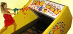Une borne d’arcade 8 bits Pacman entièrement réalisée en LEGO.