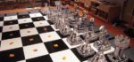 Monster Chess : Un partie géante d’échec avec des pièces robotisées à base de Lego