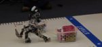 Wonderful Robot Carnival : Une épreuve où les robots transportent des bouteilles
