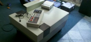 DIY : Une table basse multimédia en forme de Nintendo NES géante