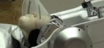Le robot qui vous lave les cheveux et qui vous masse le crane.