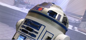 Un robot R2D2 qui contient 10 consoles, un PC et un projecteur