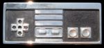 Une boucle de ceinture avec un contrôleur Nintendo NES en argent