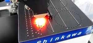 Vidéo : Une machine ultra rapide qui place les composants montés en surface