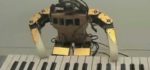 Robonova : Un petit robot qui joue « Ah ! vous dirai-je, maman » au clavier