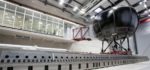 Un simulateur de conduite Mercedes-Benz vraiment énorme.