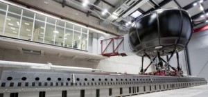 Un simulateur de conduite Mercedes-Benz vraiment énorme.