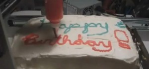 AutoFrost Cake Decorator : La machine CNC qui décore votre gâteaux avec du glaçage.