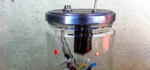 DIY : Un synthétiseur musical qui réagit à la lumière dans un bocal.