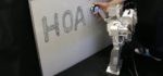 Un robot humanoïde qui apprend à effacer un tableau blanc par l’exemple.