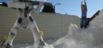Une sculpture de Battloid Robotech réalisée dans la neige.