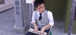 Mike Choi, le jeune homme qui joue du Nintendo avec piano à vent dans les rues de Los Angeles