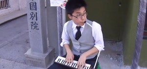 Mike Choi, le jeune homme qui joue du Nintendo avec piano à vent dans les rues de Los Angeles