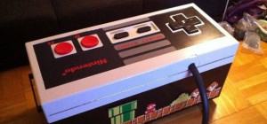 Une table basse DIY en forme de contrôleur Nintendo NES géant