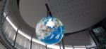 OLED Geo-Cosmos Globe : Un écran sphérique composé de 10000 panneaux OLED par Mitsubishi.