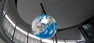 OLED Geo-Cosmos Globe : Un écran sphérique composé de 10000 panneaux OLED par Mitsubishi.