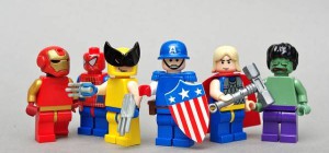 Des personnages LEGO super héros crées par un fan impatient