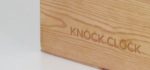 Knock Clock : Une horloge dans un cube en bois qui vous frappe l’heure