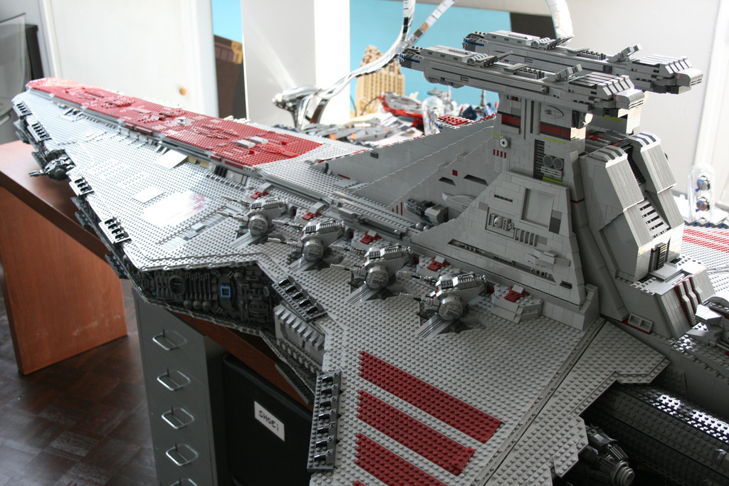 Star Wars : Une reproduction géante du vaisseau spatial Venator Class Star  Destroyer en LEGO - Semageek