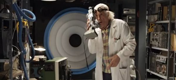video-la-publicite-complete-avec-le-doc-de-%C2%AB-retour-vers-le-futur-%C2%BB-et-sa-delorean.jpg
