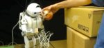 Interaction : Un robot qui contrôle un être humain