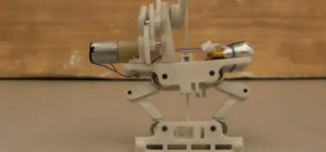 Un robot minimaliste qui se déplace en sautant sur le modèle animal