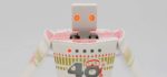 Un robot Transformers qui se cache dans un bol de nouilles instantanées