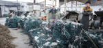 En Chine, on recycle les vieilles guirlandes de Noël en pantoufles…