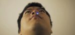 Un petit montage électronique à mettre dans le nez qui visualise votre respiration avec une LED