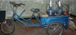 Un tricycle qui permet de faire des graffitis en calligraphie chinoise avec de l’eau