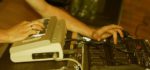 LukhaSh : Un musicien qui mixe live avec un Commodore 64