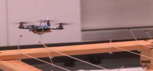 Les Quadrotors jouent le thème de James Bond avec des instruments de musique