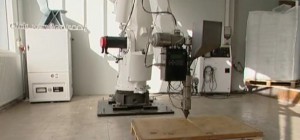 Un robot qui imprime des chaises en recyclant de vieux réfrigérateurs