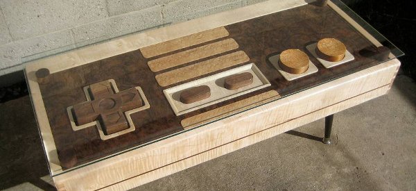 Une magnifique table basse en bois sur le design d’un contrôleur de 