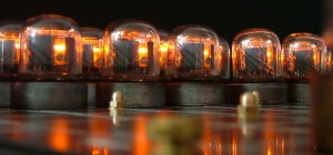 Un magnifique échiquier à induction réalisé avec des tubes Nixie