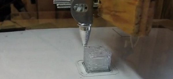 DIY : Une imprimante 3D réalisée avec un pistolet à colle - Semageek
