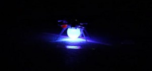 Un essaim de 49 quadrocoptères réalise réalise un show synchronisé