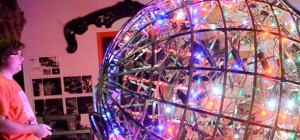 Une sphère géante illuminée par des LED RGBW qui réagit à la musique
