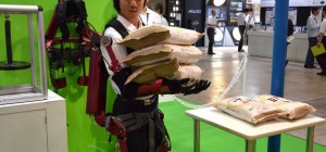 Un exosquelette avec des muscles pneumatiques pour transporter des lourdes charges