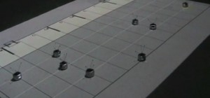 Un essaim de robot qui jouent une partition de piano