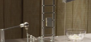 Une machine de Rube Goldberg qui défie les lois de la gravité